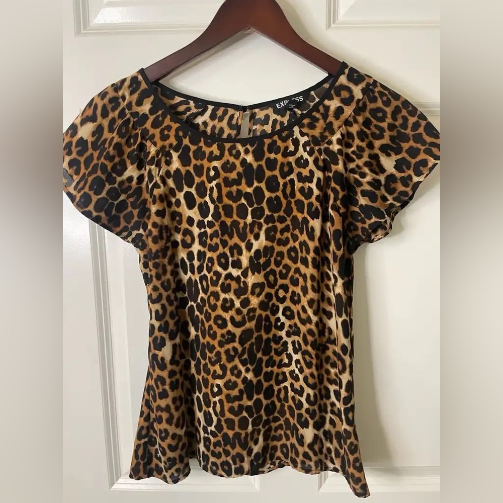 Stylish leopard print blouse from Express with key hole closure in back. Size XS